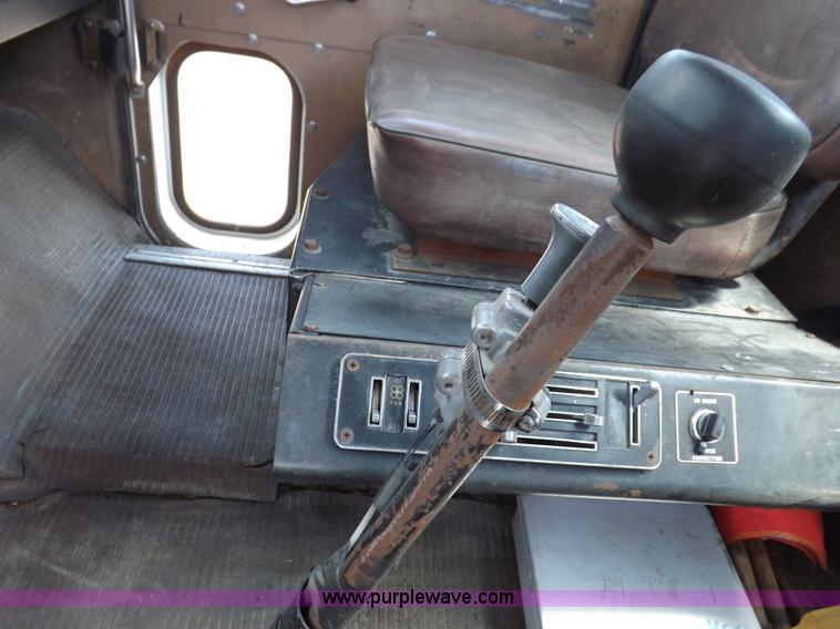 image for item H7175 1982 International 4300 semi truck