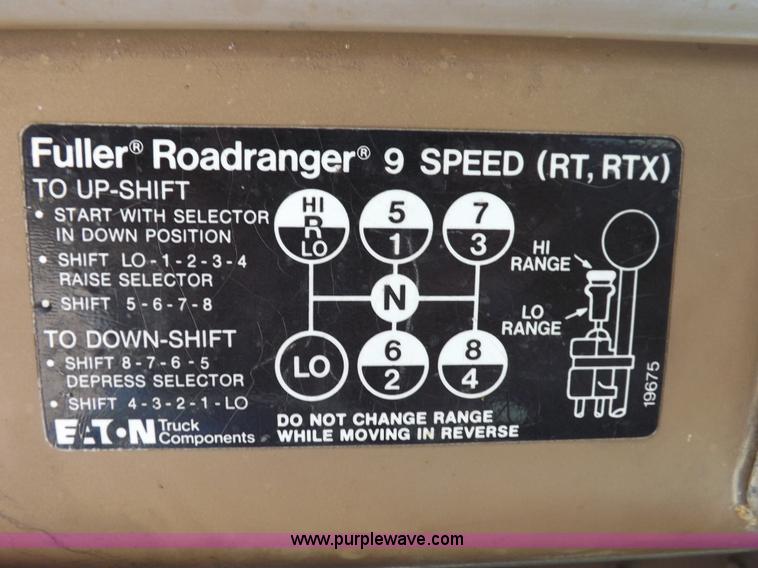 image for item H7175 1982 International 4300 semi truck