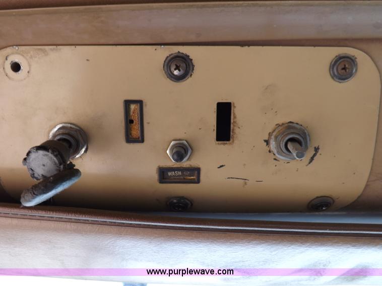 image for item H7175 1982 International 4300 semi truck