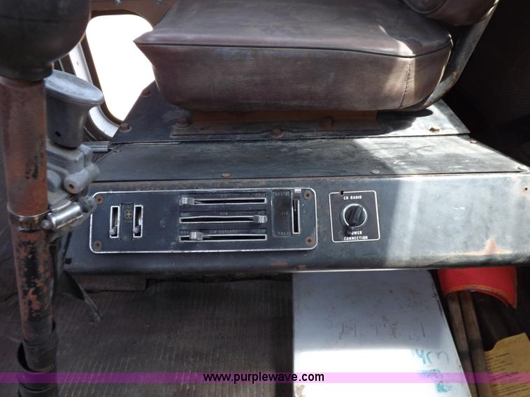 image for item H7175 1982 International 4300 semi truck