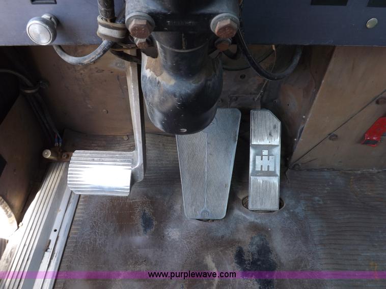 image for item H7175 1982 International 4300 semi truck