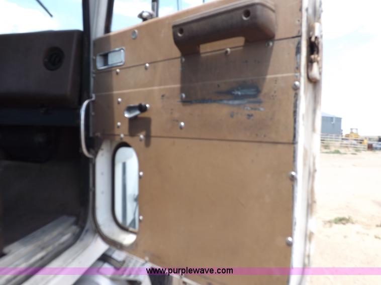 image for item H7175 1982 International 4300 semi truck