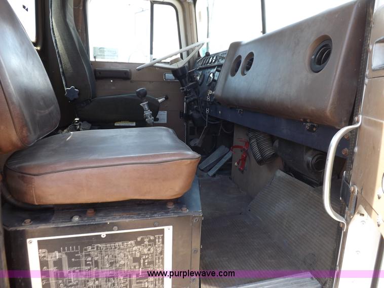 image for item H7175 1982 International 4300 semi truck