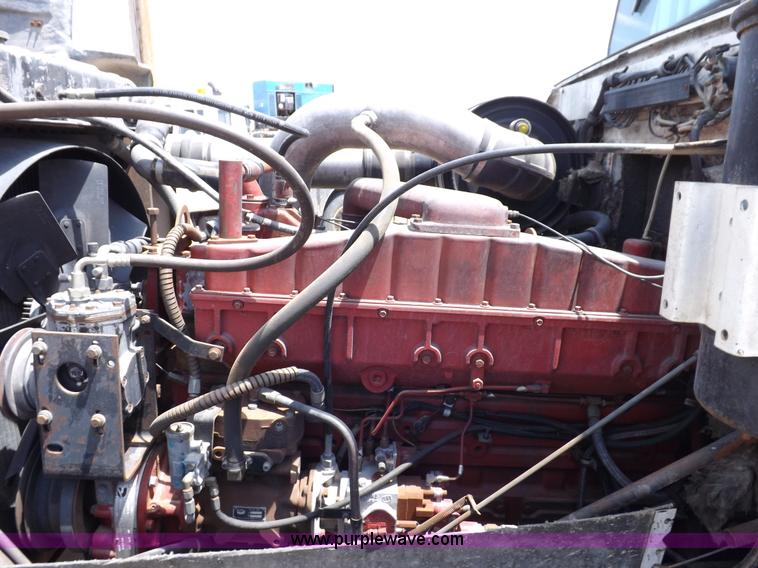 image for item H7175 1982 International 4300 semi truck