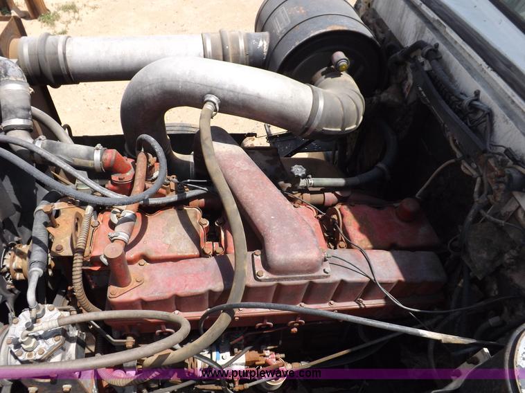 image for item H7175 1982 International 4300 semi truck