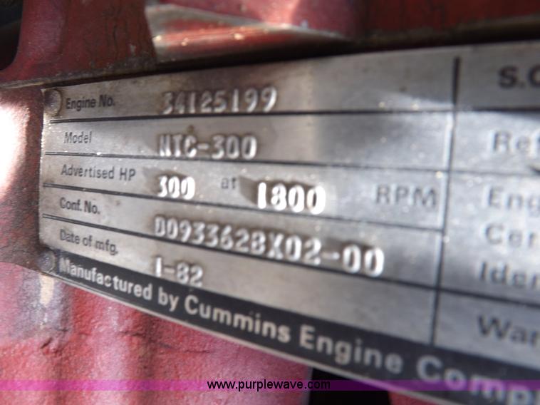 image for item H7175 1982 International 4300 semi truck