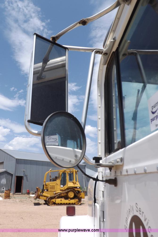 image for item H7175 1982 International 4300 semi truck