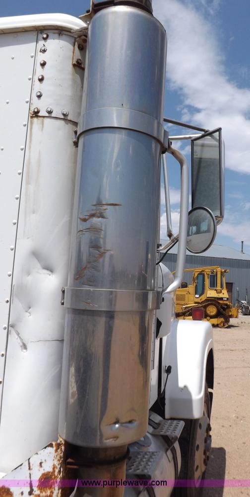 image for item H7175 1982 International 4300 semi truck