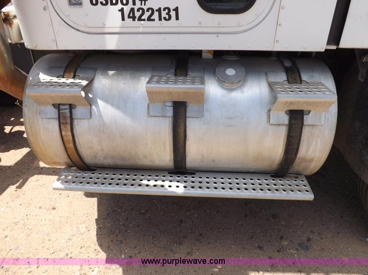 image for item H7175 1982 International 4300 semi truck