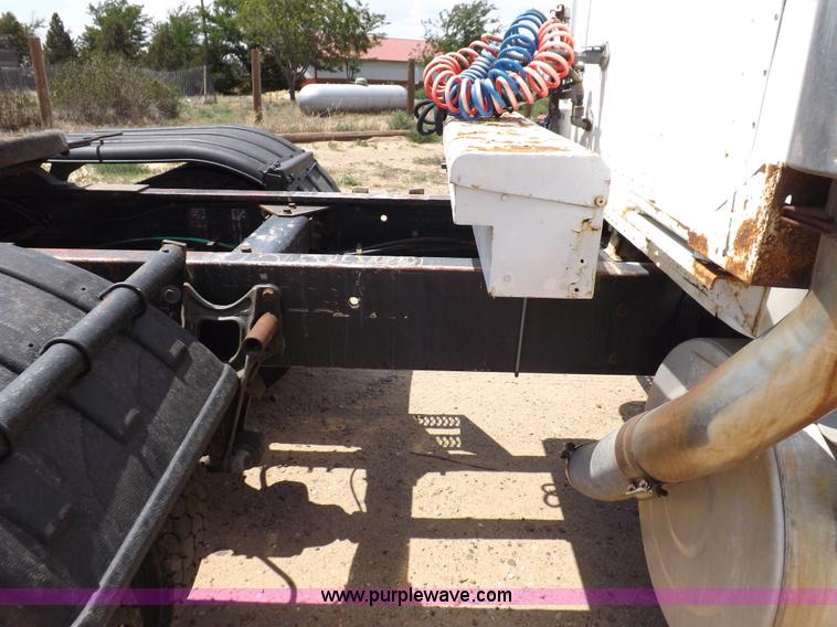 image for item H7175 1982 International 4300 semi truck