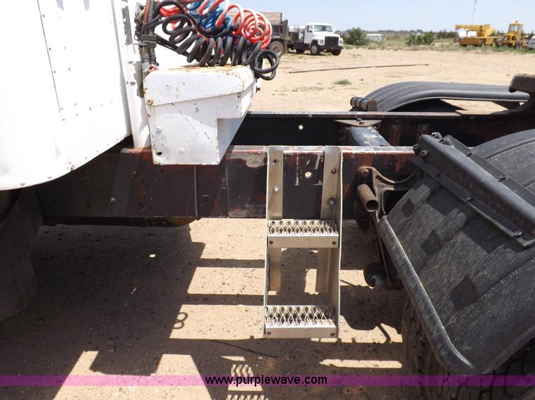 image for item H7175 1982 International 4300 semi truck