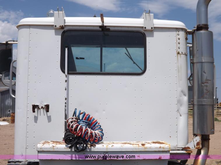 image for item H7175 1982 International 4300 semi truck