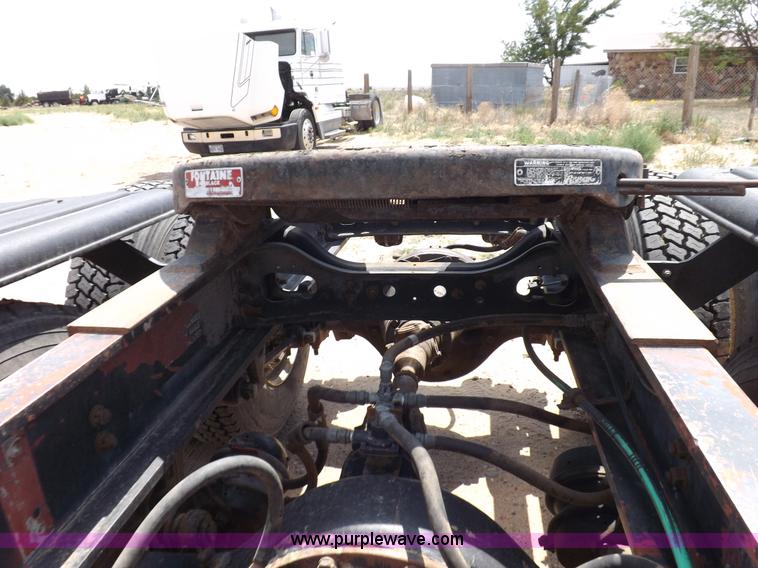 image for item H7175 1982 International 4300 semi truck