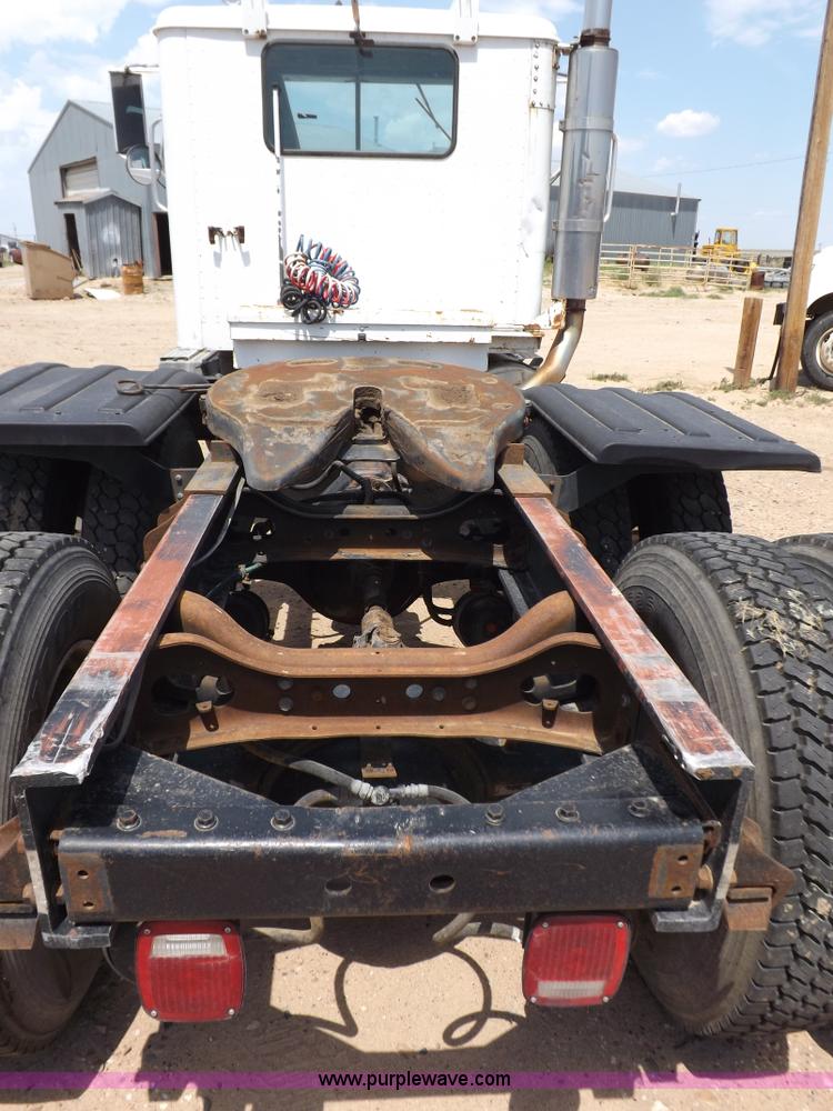 image for item H7175 1982 International 4300 semi truck