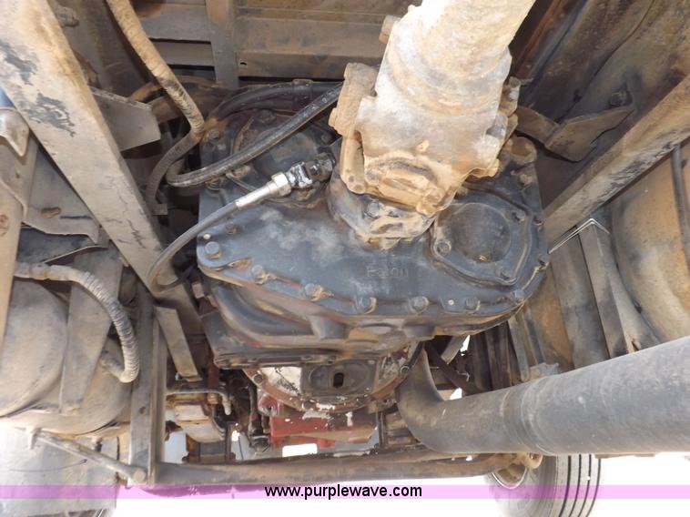 image for item H7175 1982 International 4300 semi truck