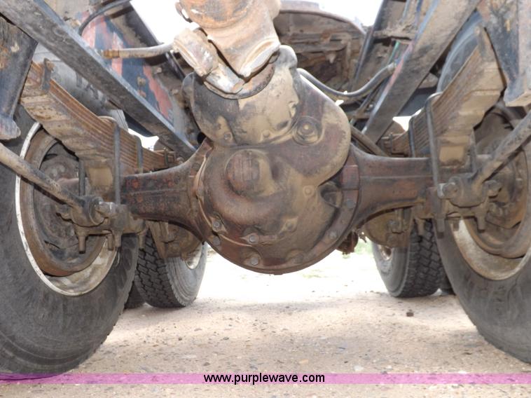 image for item H7175 1982 International 4300 semi truck