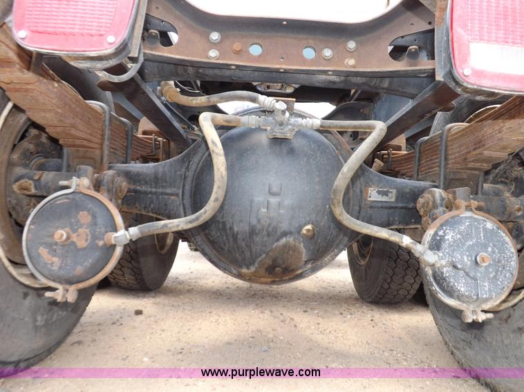 image for item H7175 1982 International 4300 semi truck