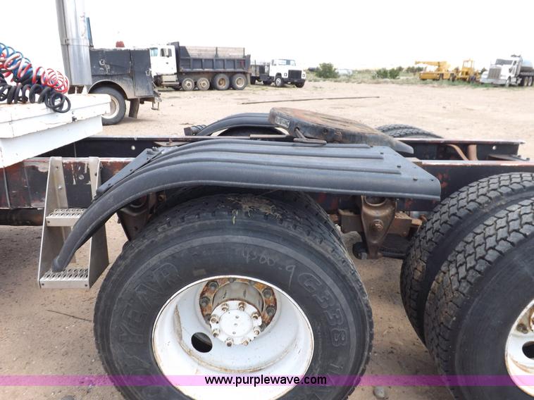 image for item H7175 1982 International 4300 semi truck