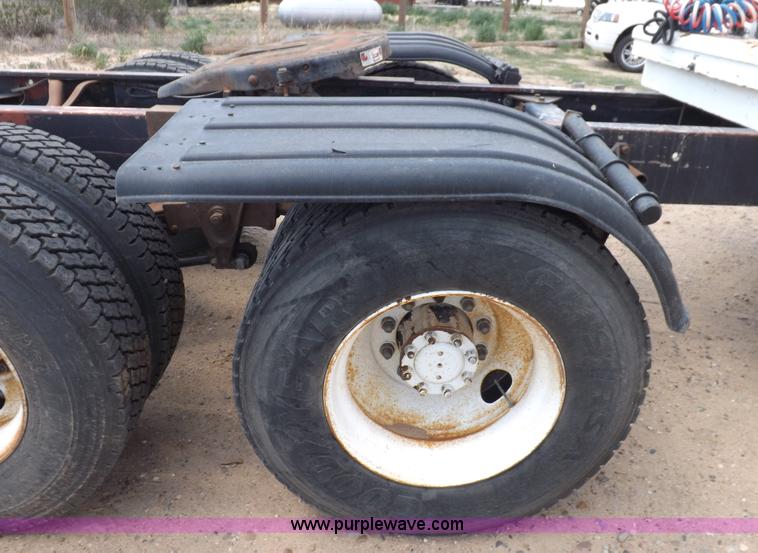 image for item H7175 1982 International 4300 semi truck