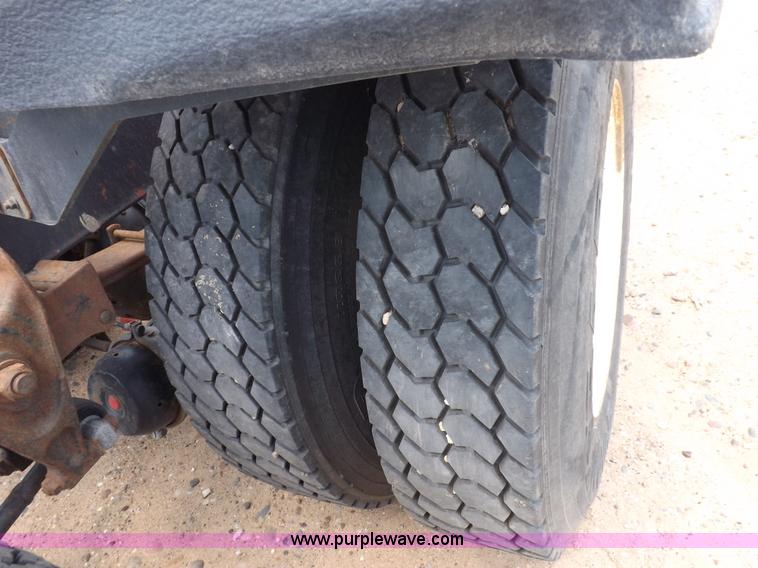 image for item H7175 1982 International 4300 semi truck