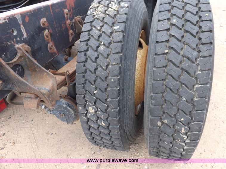 image for item H7175 1982 International 4300 semi truck