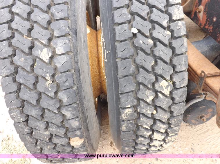 image for item H7175 1982 International 4300 semi truck