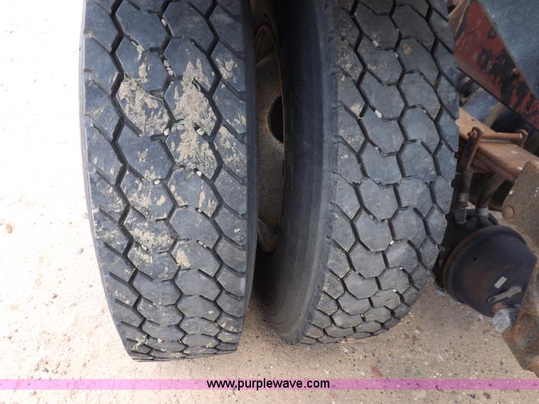 image for item H7175 1982 International 4300 semi truck