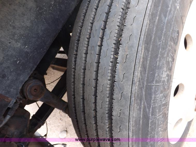 image for item H7175 1982 International 4300 semi truck