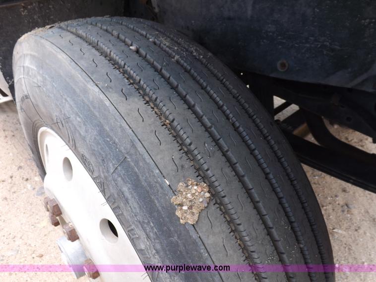 image for item H7175 1982 International 4300 semi truck