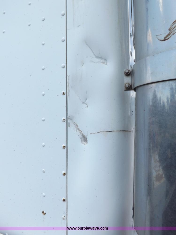 image for item H7175 1982 International 4300 semi truck