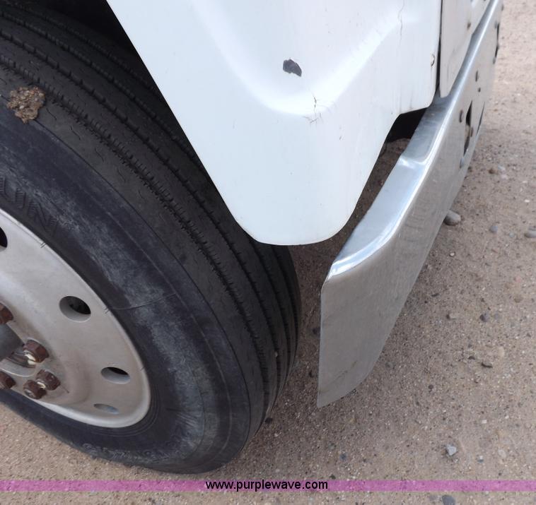 image for item H7175 1982 International 4300 semi truck