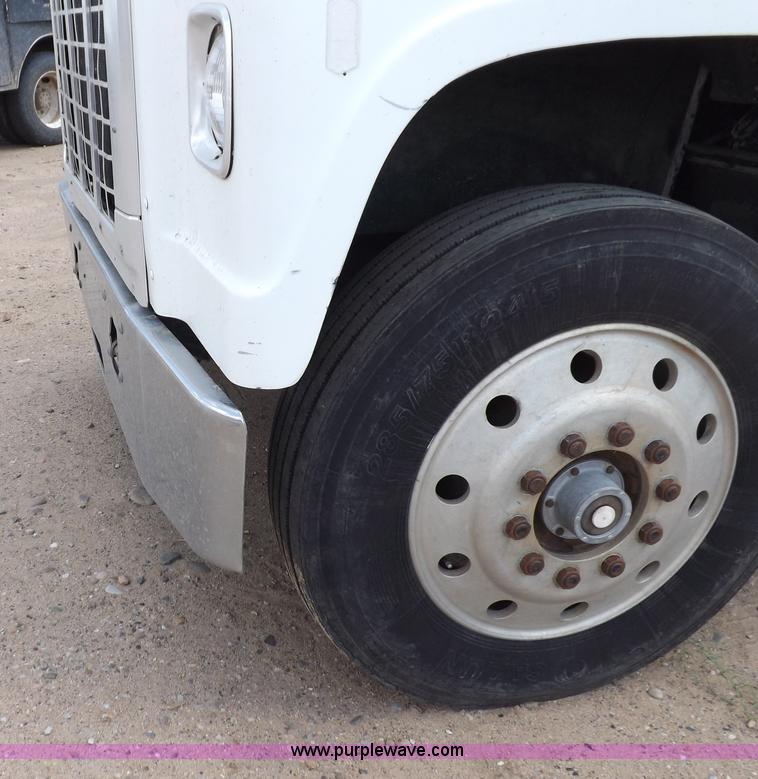 image for item H7175 1982 International 4300 semi truck