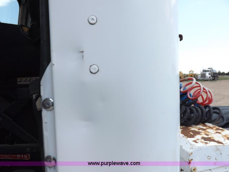 image for item H7175 1982 International 4300 semi truck