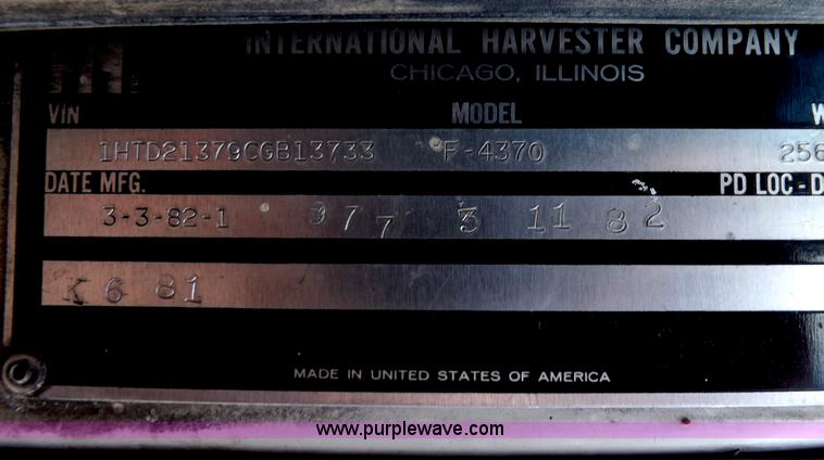 image for item H7175 1982 International 4300 semi truck