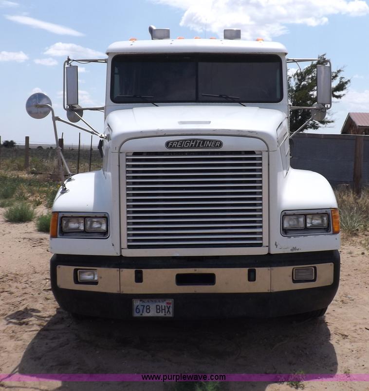 image for item H7176 1995 Freightliner FLD112 semi truck