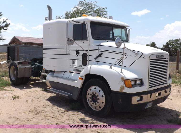 image for item H7176 1995 Freightliner FLD112 semi truck