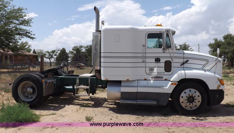 image for item H7176 1995 Freightliner FLD112 semi truck