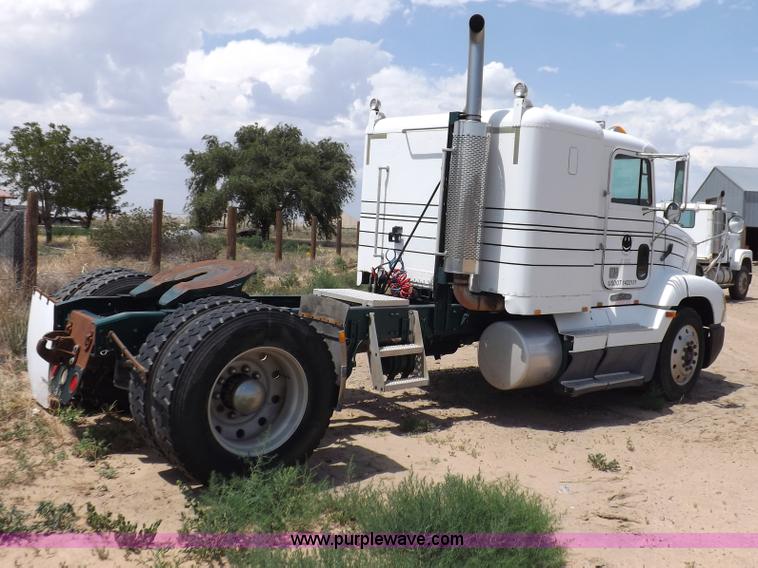 image for item H7176 1995 Freightliner FLD112 semi truck