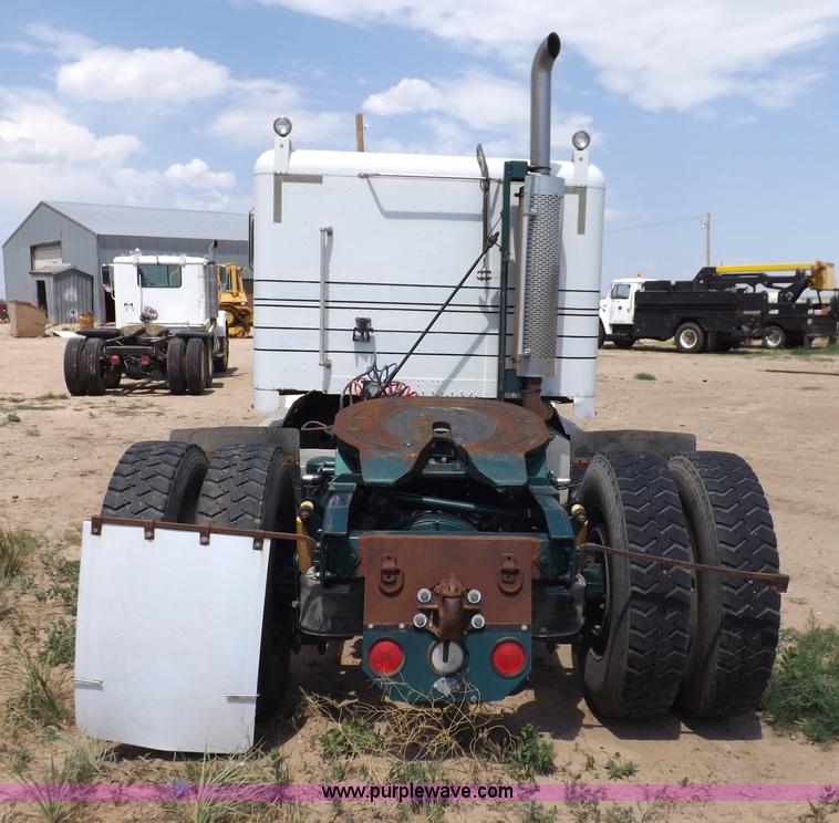 image for item H7176 1995 Freightliner FLD112 semi truck