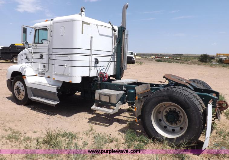 image for item H7176 1995 Freightliner FLD112 semi truck