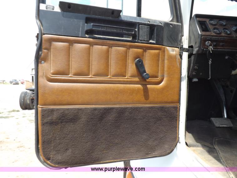 image for item H7176 1995 Freightliner FLD112 semi truck