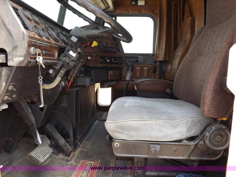 image for item H7176 1995 Freightliner FLD112 semi truck