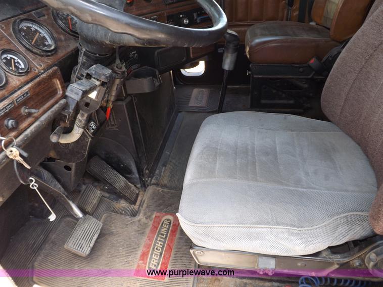 image for item H7176 1995 Freightliner FLD112 semi truck