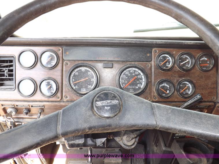 image for item H7176 1995 Freightliner FLD112 semi truck