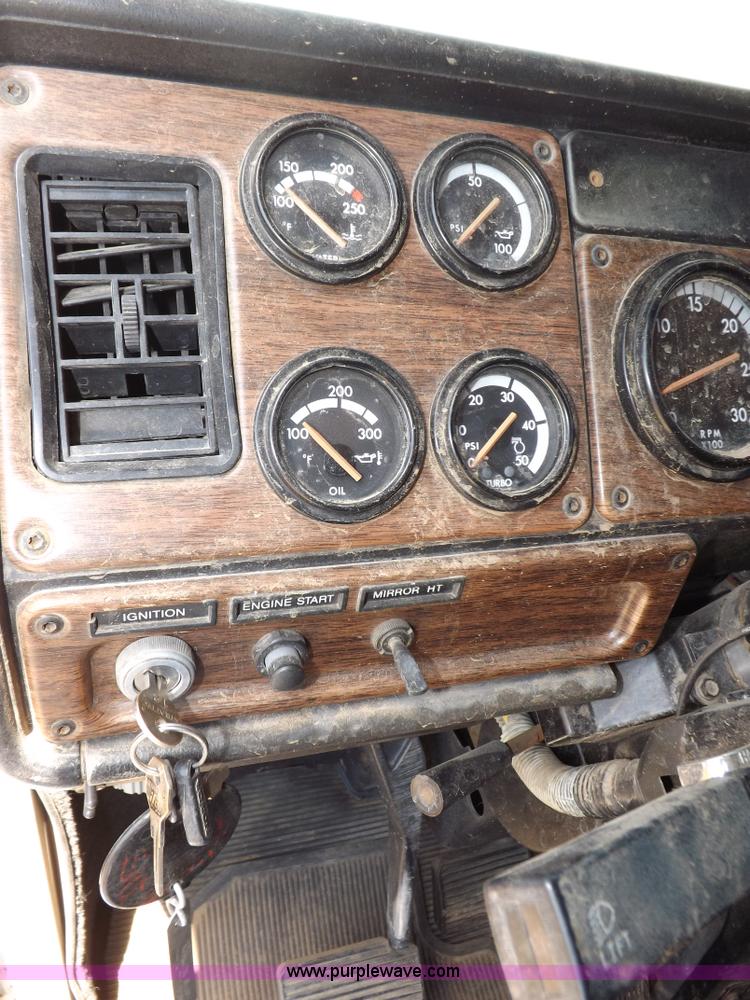 image for item H7176 1995 Freightliner FLD112 semi truck