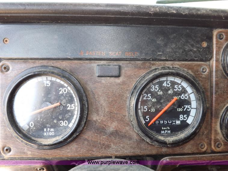 image for item H7176 1995 Freightliner FLD112 semi truck