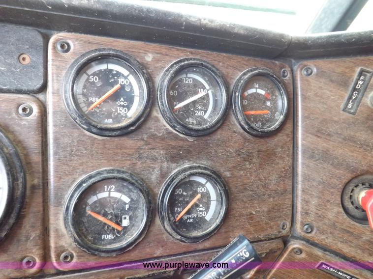 image for item H7176 1995 Freightliner FLD112 semi truck