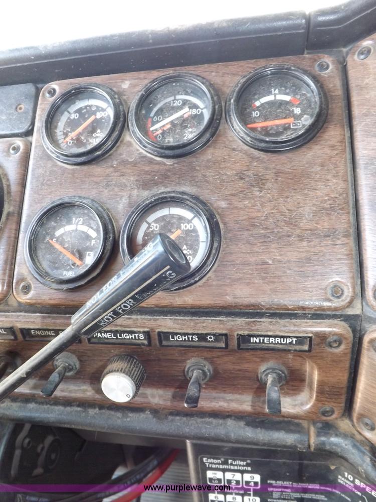 image for item H7176 1995 Freightliner FLD112 semi truck