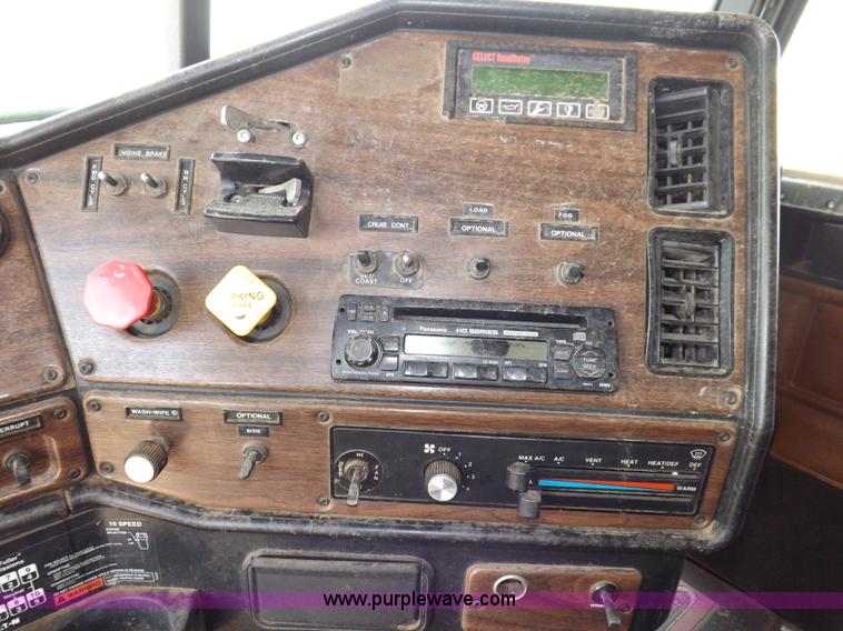 image for item H7176 1995 Freightliner FLD112 semi truck