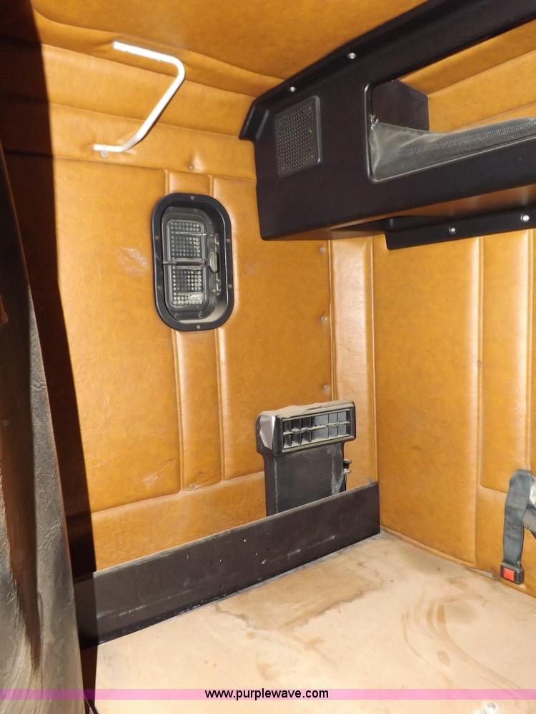 image for item H7176 1995 Freightliner FLD112 semi truck